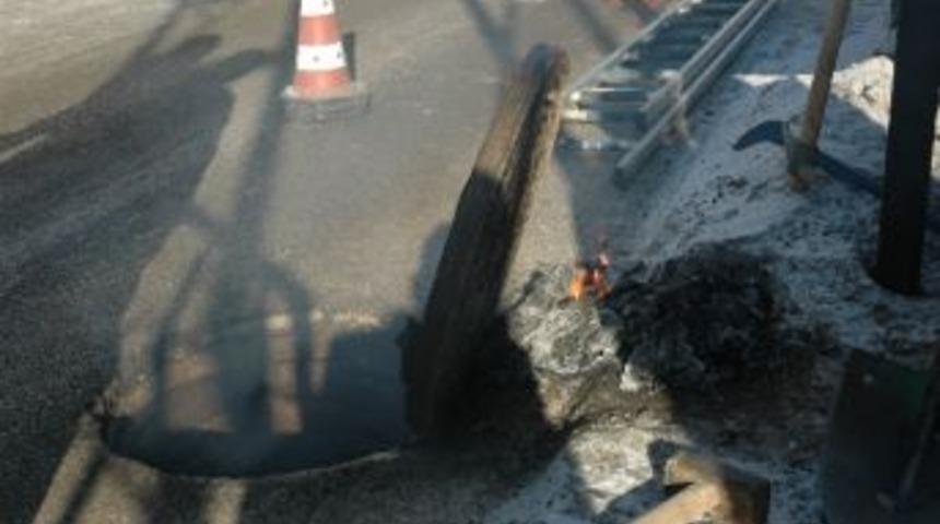 Buz Tutan Logar Kapakları Ateş Yakılarak A&ccedil;ıldı