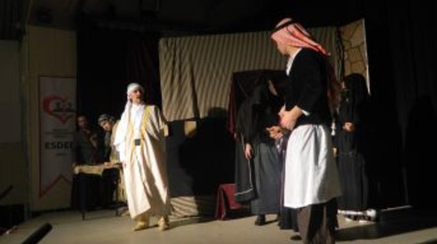 Acıpayam Eğitim Sevdalıları Derneği Tiyatro G&ouml;sterisi D&uuml;zenledi