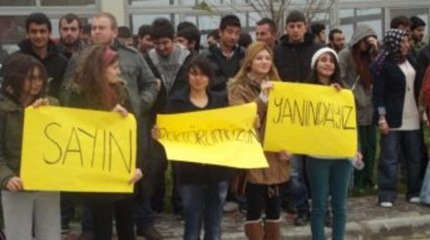 &Ouml;ğrencilerden &Ccedil;om&uuml; Rekt&ouml;r&uuml; La&ccedil;iner&rsquo;e Destek