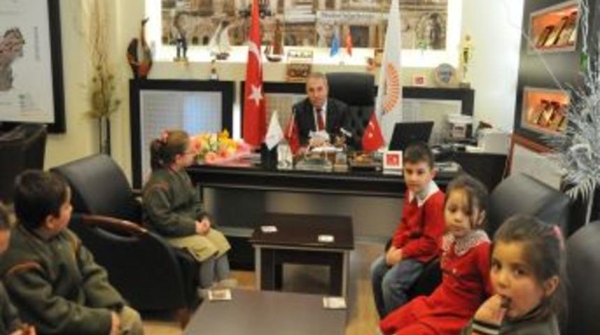 Minik &Ouml;ğrenciler, Başkan Demirtaş&rsquo;ı Sorularıyla Terletti