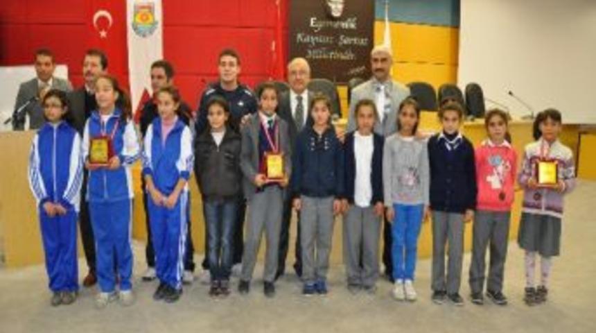 Kurtuluş Koşusu&rsquo;nda Dereceye Giren &Ouml;ğrenciler &Ouml;d&uuml;llendirildi