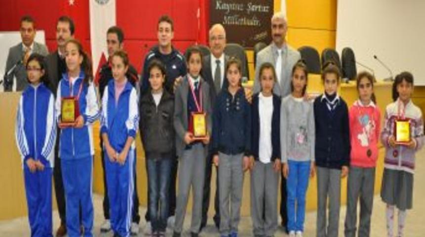 Kurtuluş Koşusunun Şampiyonları Madalyalarını Aldı