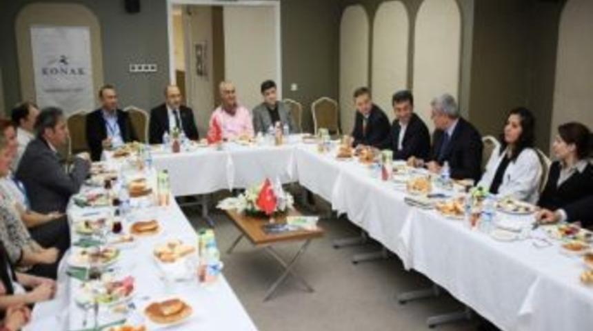 Başkan Konak Hastanesi'ne Konuk Oldu