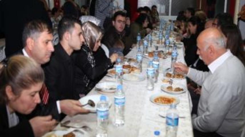 Bayraklı&rsquo;daki İşitme Engelliler Yemekte Buluştu