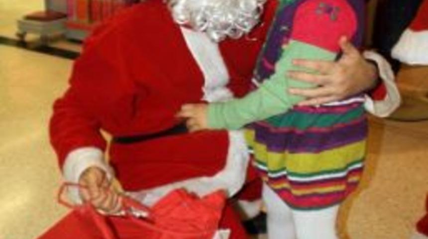 &lsquo;noel Baba'dan &Ccedil;ocuklara Hediye