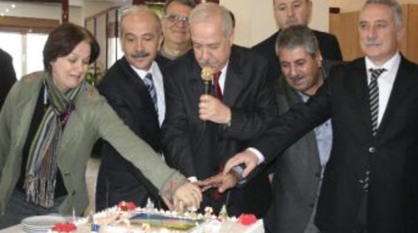 Belediye Başkanı Muharrem Akdemir, 2013 Yılını Pasta Keserek Kutladı