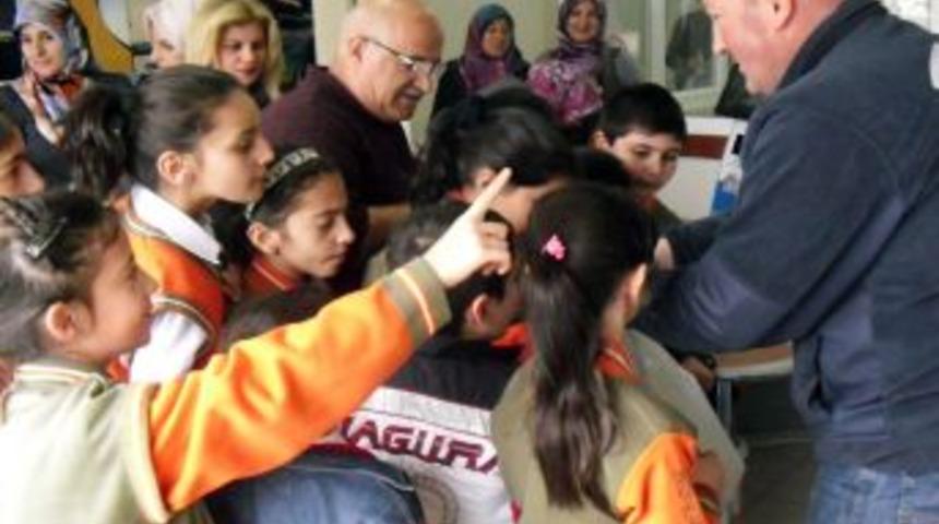 Kimse Yok Mu, Yoksul &Ouml;ğrencilere Oyuncak Dağıttı