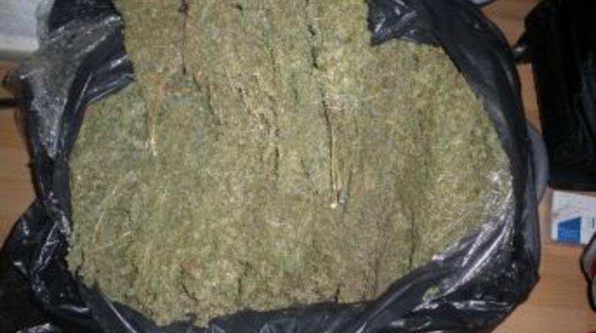 Valiz İ&ccedil;inde Esrar Sevkıyatını Polis Engelledi