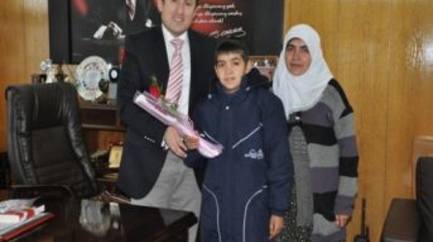 Ev Ziyareti Yapan Kaymakam Pehlivan'a &Ccedil;i&ccedil;ek Verildi