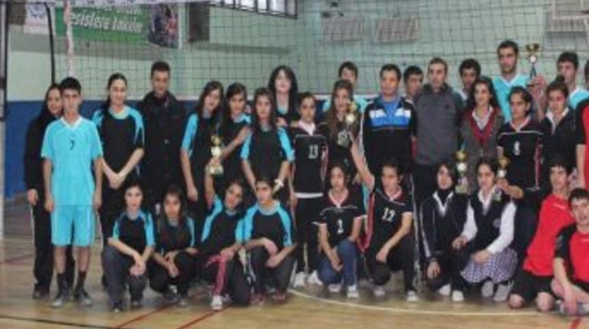 Hakkari&rsquo;de Voleybol M&uuml;sabakaları Sona Erdi