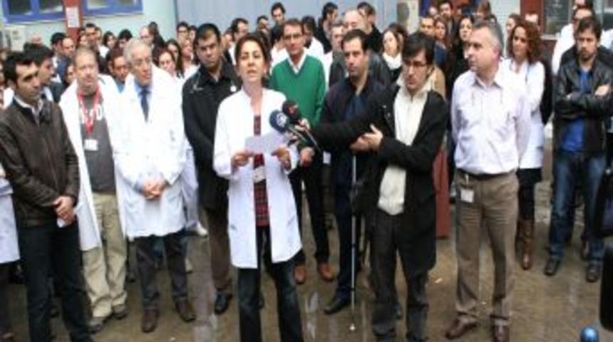 Silahla Tehdit Edilen Doktorlar Eylem D&uuml;zenledi