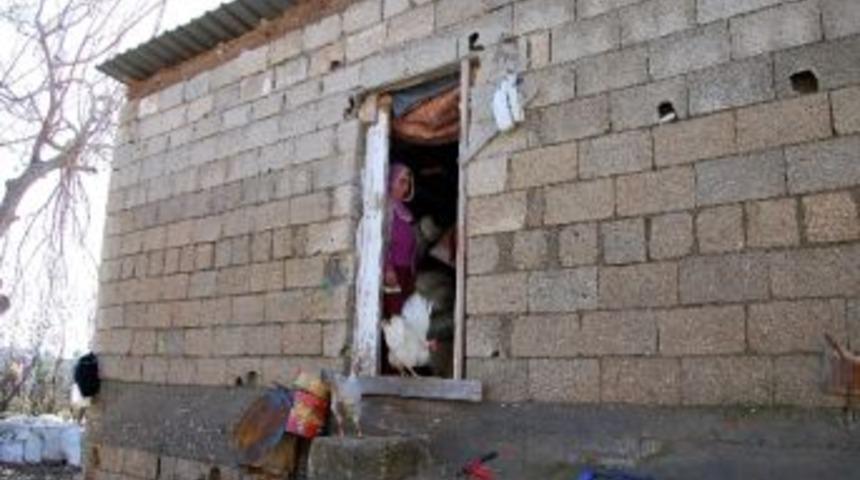 Adıyaman&rsquo;da Bir Kadın Ve 3 &Ccedil;ocuğu Samanların Arasında Yaşıyor