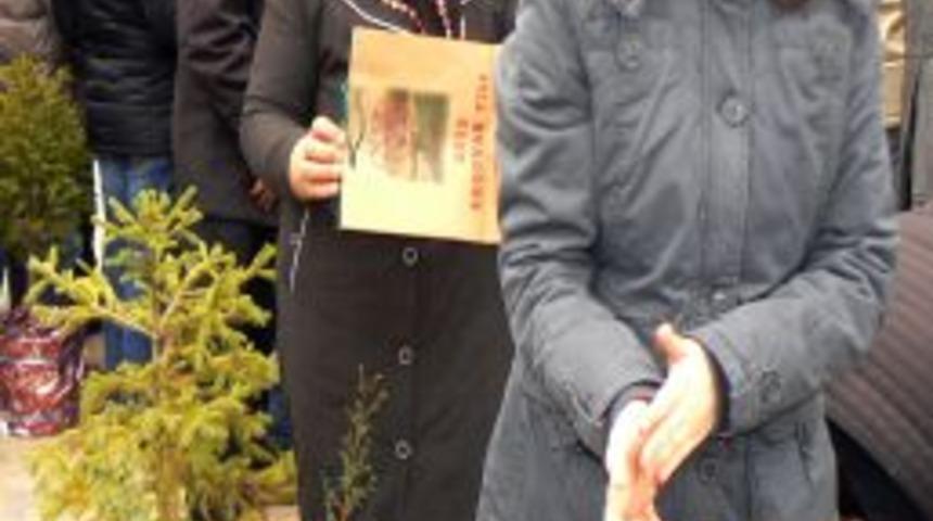 Keşan&rsquo;da Vatandaşlara 2 Bin 400 Adet Fidan Dağıtıldı