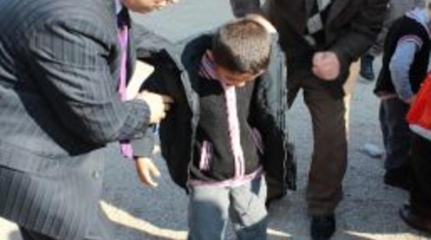 Beyşehir'de &Ouml;ğrencilere Giyim Malzemesi Yardımı