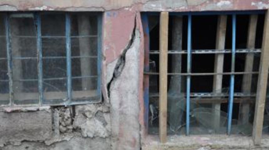 İnşaat &Ccedil;alışması Binalara Zarar Verdi, Vatandaşlar Tepki G&ouml;sterdi