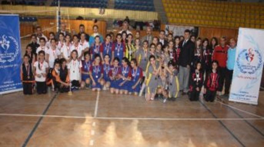 Kırıkkale'de K&uuml;&ccedil;&uuml;k Kızlar Voleybol Turnuvası Sona Erdi