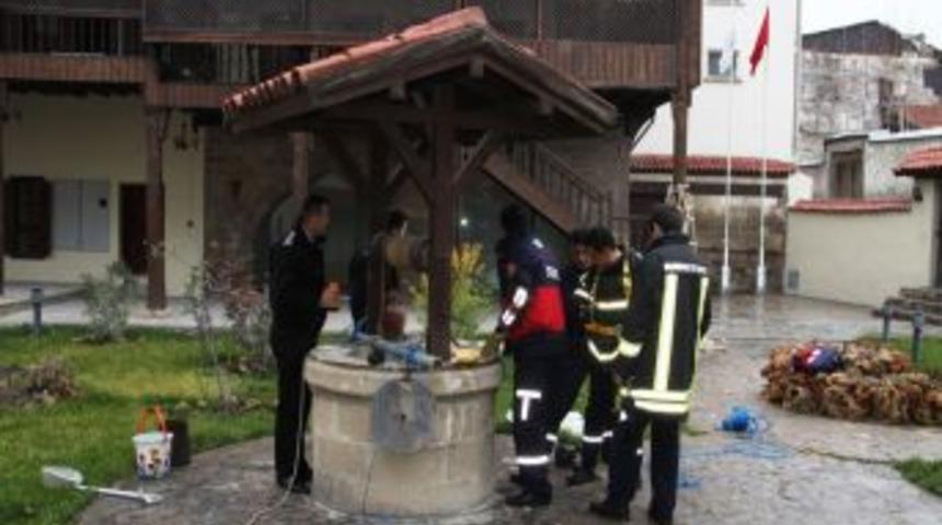 İtfaiye Kuyuya D&uuml;şen Kediyi Kurtardı