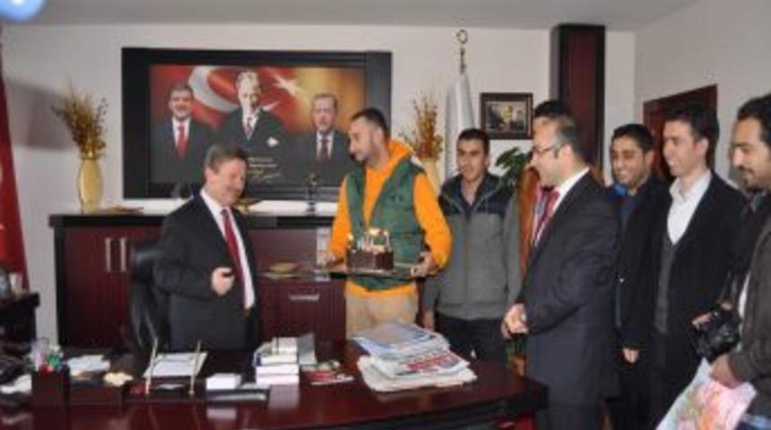 AK Parti Gen&ccedil;lik Kolları'ndan Başkan Başer&rsquo;e Doğum G&uuml;n&uuml; S&uuml;rprizi