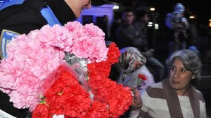 Polisten Karanfilli Yılbaşı Kutlaması