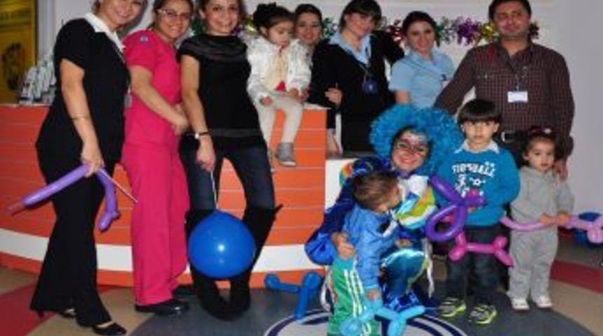 &Ouml;zel Hastaneden, &Ccedil;ocuk Hastalarına Palya&ccedil;olu Yeni Yıl Karşılaması