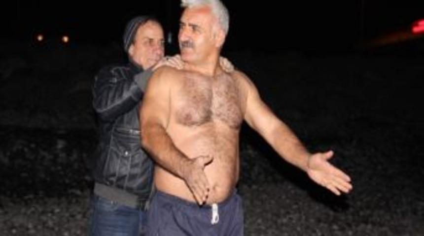 Yeni Yılı Denize Girerek Kutluyor