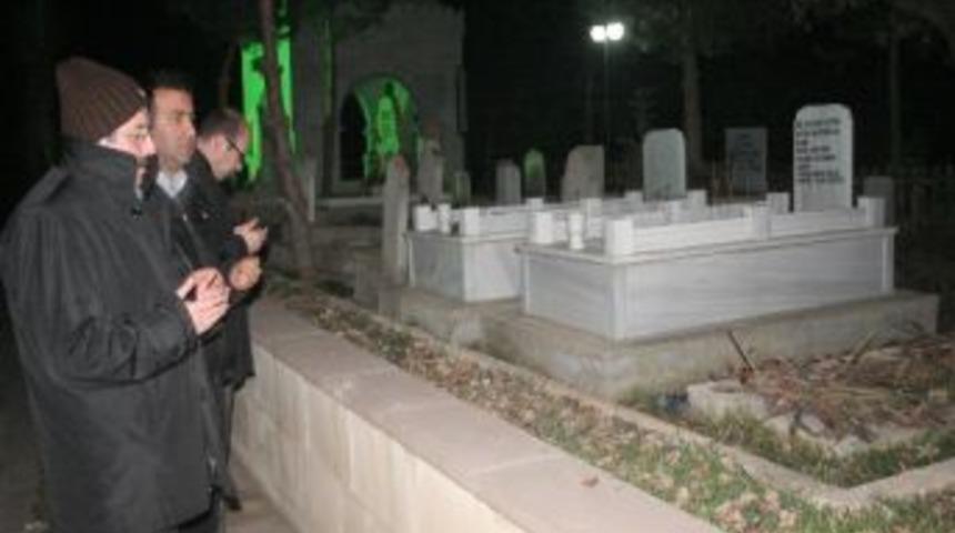 Yeni Yıla Mezarlıkta Girdiler