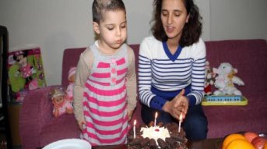 (&ouml;zel Haber) Minik Ebru Yeni Yılı Annesiyle Karşıladı