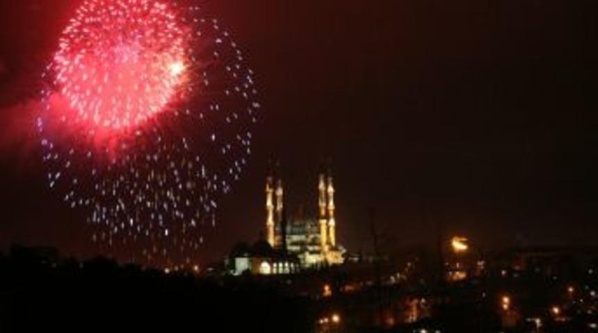 Edirne Yeni Yıla Havai Fişeklerle Girdi