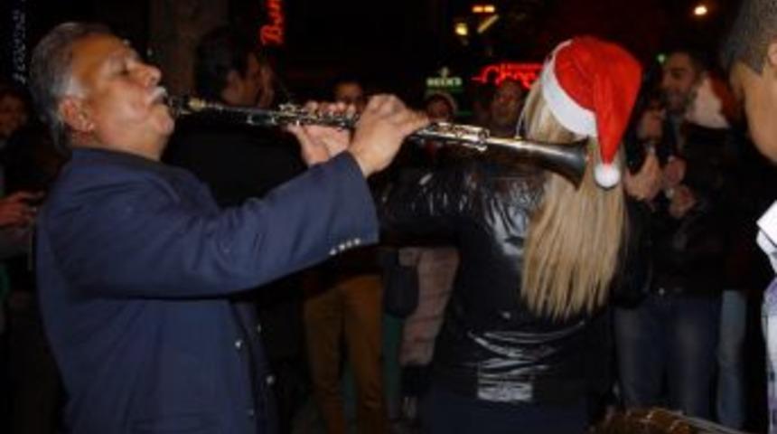 Ortak&ouml;y'de Yılbaşını Davul Zurnayla Karşıladılar