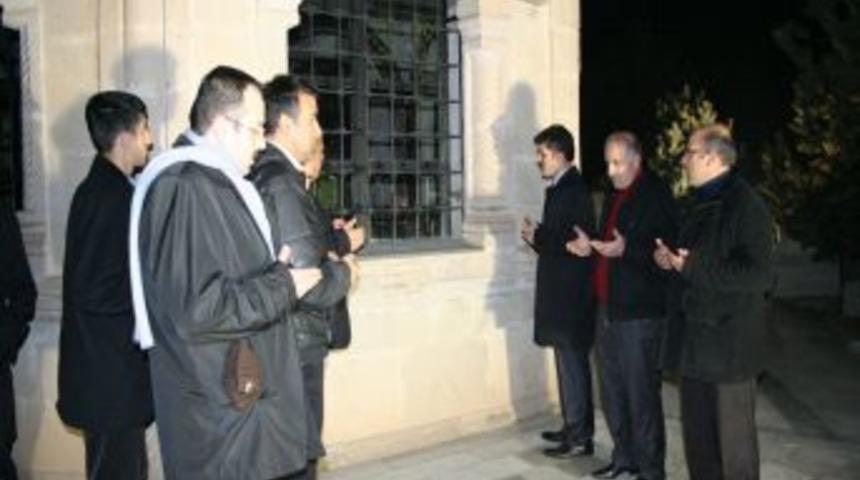 Belediye Başkanı Ve Meclis &Uuml;yeleri Mezarlıkta Dua Ederek Yeni Yıla Girdi