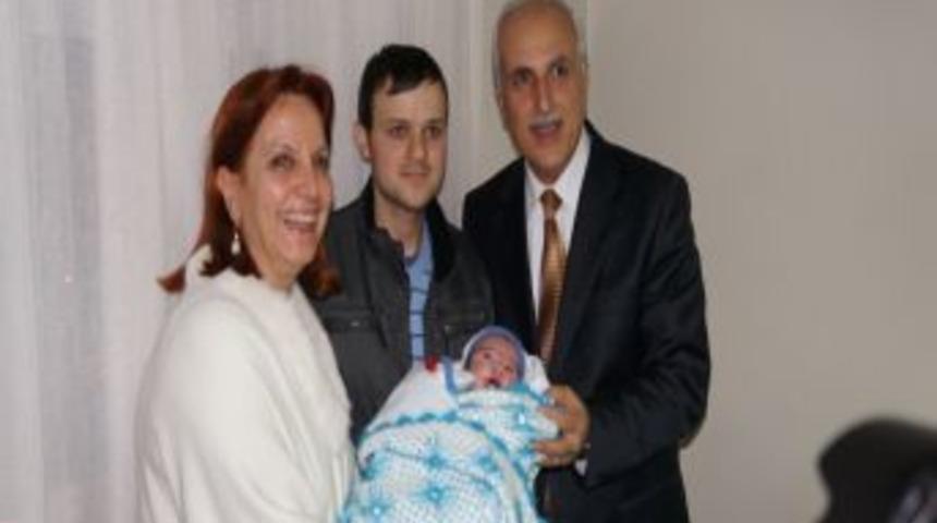 İstanbul'da Yeni Yılın Ilk Bebeği &Uuml;mraniye&rsquo;de D&uuml;nyaya Geldi