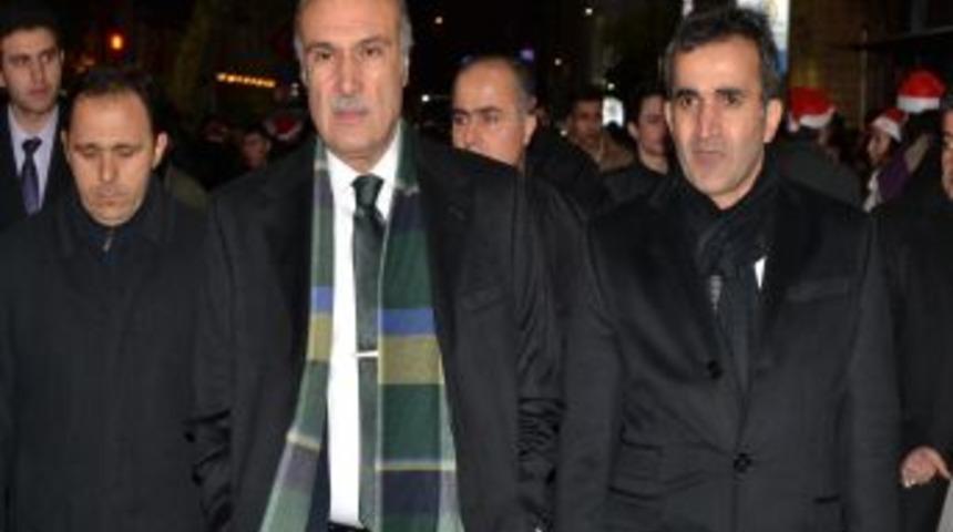 H&uuml;seyin &Ccedil;apkın Vatandaşların Yeni Yılını Kutladı