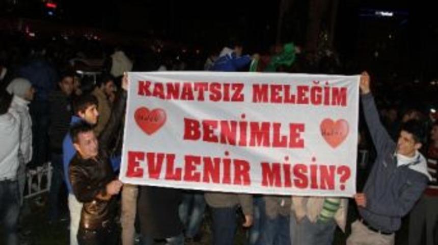 Yılbaşında Pankartlı Evlilik Teklifi