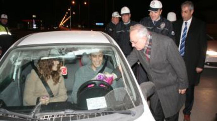 Erzincan Valisi Yenig&uuml;n, Yeni Yılın Ilk Dakikalarında Trafik Denetimine Katıldı