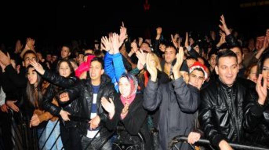 İzmirliler Yeni Yıla Kıra&ccedil; Konseriyle Girdi