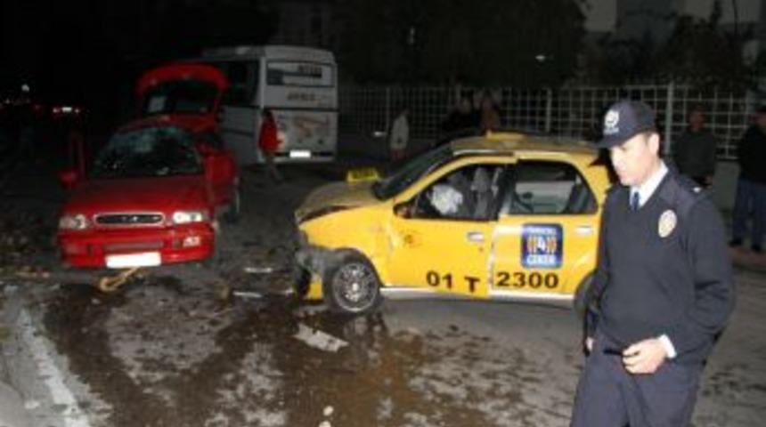 Adana'da Yılın Ilk Saatlerinde Feci Kaza: 4'&uuml; Ağır 6 Yaralı