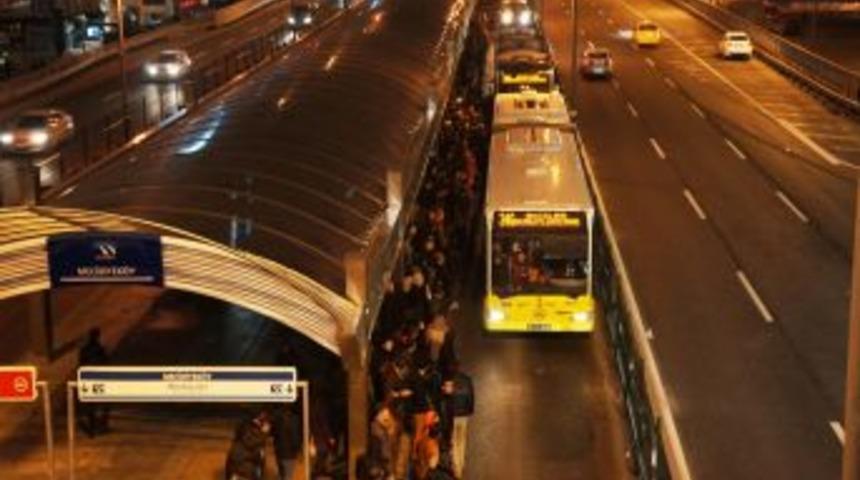 Arızalanan Metrob&uuml;s, Yolcuları Isyan Ettirdi