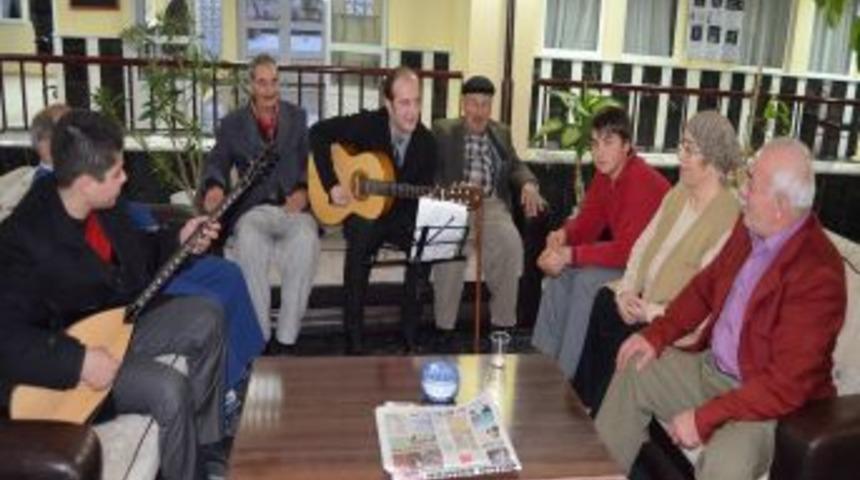 Kılı&ccedil;aslanlı &Ouml;ğrenciler Huzurevi Sakinlerine Yılbaşı Konseri Verdi