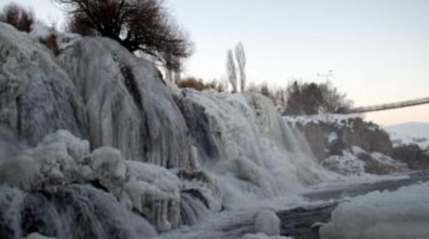 Van&rsquo;ın Muradiye Şelalesi Kısmen Dondu