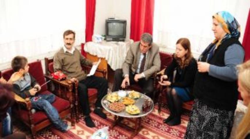 Bal&ccedil;ova Belediye Başkanı Mehmet Ali &Ccedil;alkaya Yeni Yılda Kapı Kapı Gezdi