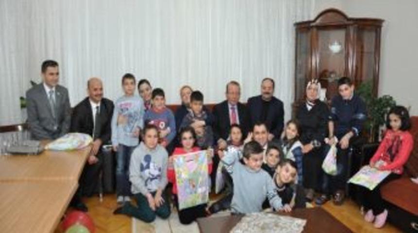 Vali Yeni Yılı &Ccedil;ocuklarla Karşıladı