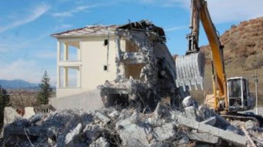 Depremde Yıkılan Termal Otelin Yerine Yenisini Yapılıyor