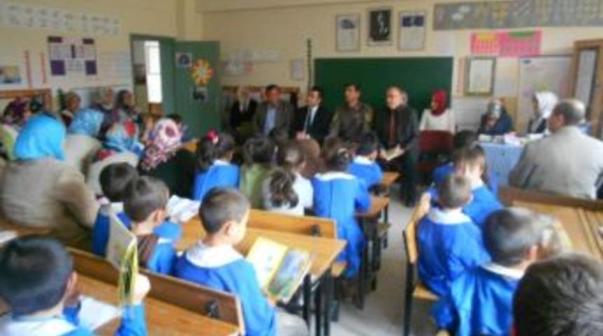 Nineler Ve Dedeler Torunları İle Kitap Okuyor