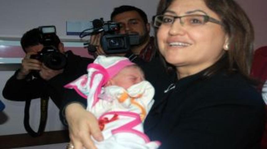 Bakan Şahin, Denizli'de 2013 Yılının Ilk Bebeğine Altın Taktı