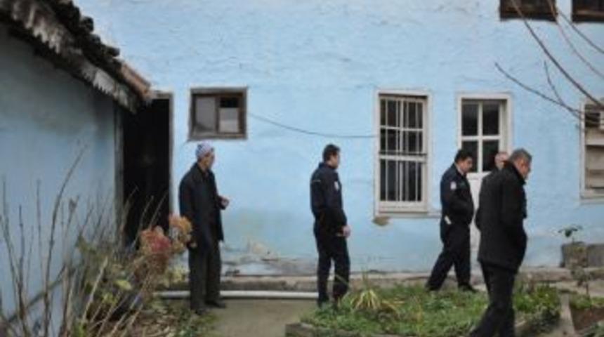 Ecel Yaşlı Adamı Odunlukta Yakaladı