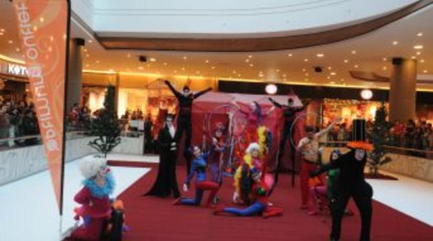 Buz Pistindeki Sirk G&ouml;sterisine B&uuml;y&uuml;k Ilgi