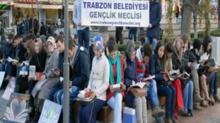 Gen&ccedil;lik Meclisi Tarafından Meydan Parkında Organize Edilen Etkinlikle Kitap Okuma Alışkanlığına Dikkat &Ccedil;ekildi