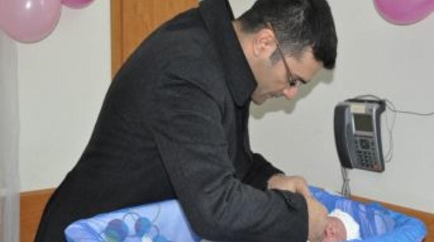 Mardin'de 2013 Yılının İlk Bebeği Altın İle &Ouml;d&uuml;llendirildi