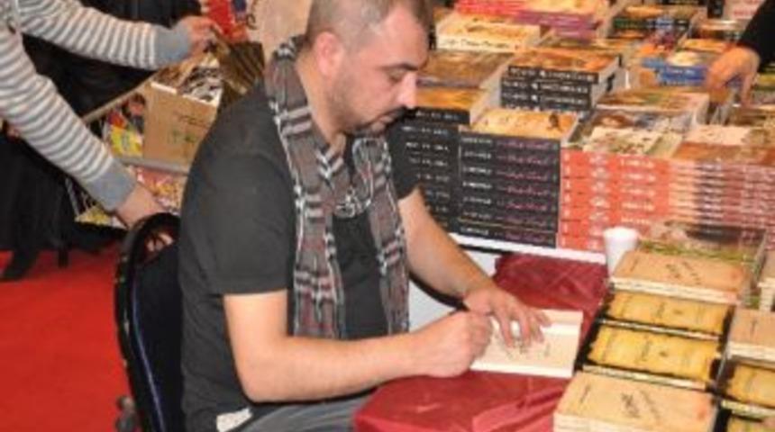 &Ouml;mer K&ouml;roğlu Kitaplarını İmzaladı