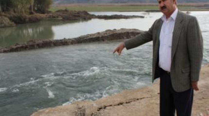 Ceyhan Nehri Taştı K&ouml;y Yolları Su Altında Kaldı